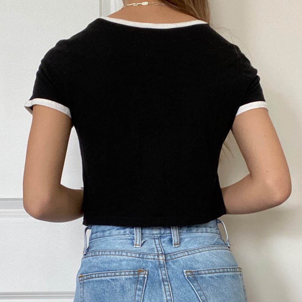 black cropped tee - Picture 2 of 3
